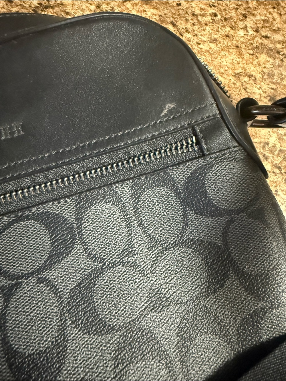 Coach Men’s Black Signature Messenger Crossbody - Picture 2 of 8